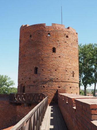potężna baszta forteczna - zamek pełnił rolę obronnego zamku granicznego, gdyż granica Państwa Krzyżackiego przebiegała wzdłuż rzeki - tuż za północnym murem za