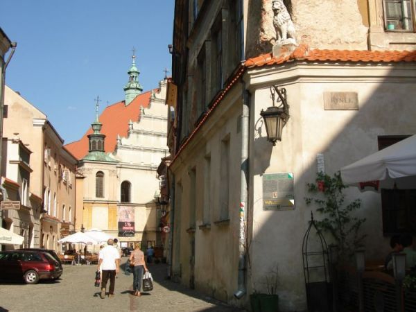 Staere Miasto - ulica Zlota, w glebi bazylika Ojców Dominikanów pw. św. Stanisława BM . Za datę pierwszej fundacji kościoła klasztornego przyjmuje się rok 1253.