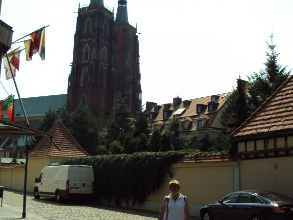 katedra pw. św. Jana Chrzciciela, tu po lewej flagi zawieszone na balkonie przed wejściem do Domu Pielgrzyma.