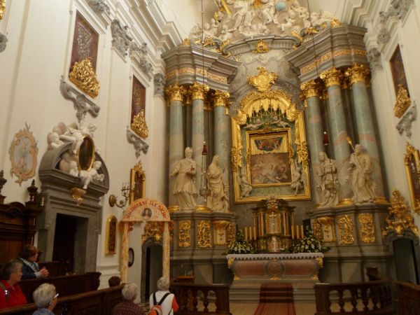 jesteśmy świadkami Odsłonięcia Cudownego Obrazu Matki Boskiej Starowiejskiej - obecnie i od wielu lat - kopii, bo oryginał spalony został - tu w tym ołtarzu był