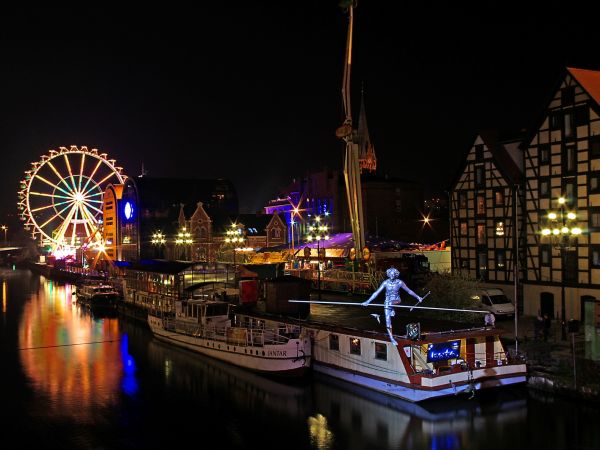 Bydgoszcz - widok z mostu Jerzego Sulimy-Kamińskiego na zawieszony nad Brdą pomnik "Przechodzący przez rzekę". W głębi z prawej Stare Spichrze