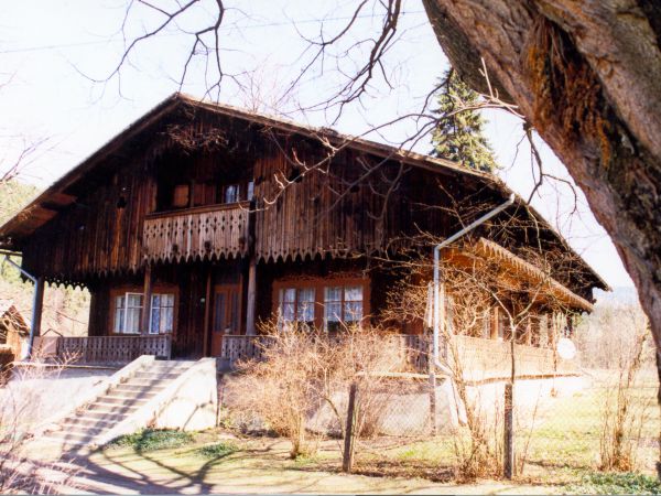 Stary dwór w Złatnej wybudowany został w roku 1853 według projektu K.Pietschki. Wykonany jest z drewna modrzewiowego na kamiennej podmurówce. Budynek zachowuje