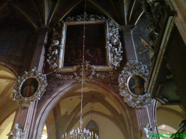 We wnętrzu Katedry znajdują się olbrzymie obrazy oraz przepiękne organy