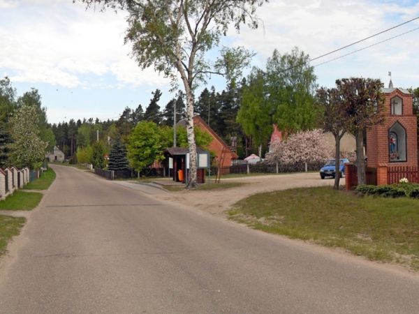 Centrum wsi Lubiki Małe. Widać rozwidlenie ulic Głównej i w prawo Wałowe.j