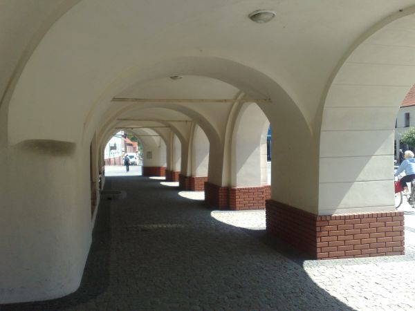 Jarociński ratusz wzniesiony w latach 1799–1804, z podcieniami (odrestaurowany w 2006)