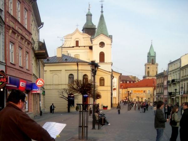 Krakowskie Przedmiescie. Z lewej kosciol Sw. Ducha. Powstał w 1419 r. obok istniejącego już szpitala dla ubogich starców