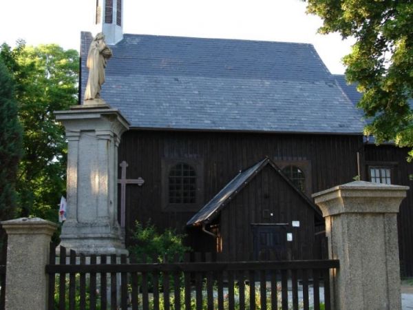 Modrzewiowy kosciol z 1674 roku.
Posiada na scianach niezwykle malowidla ktore odkryto dopiero przed kilkunastoma laty.