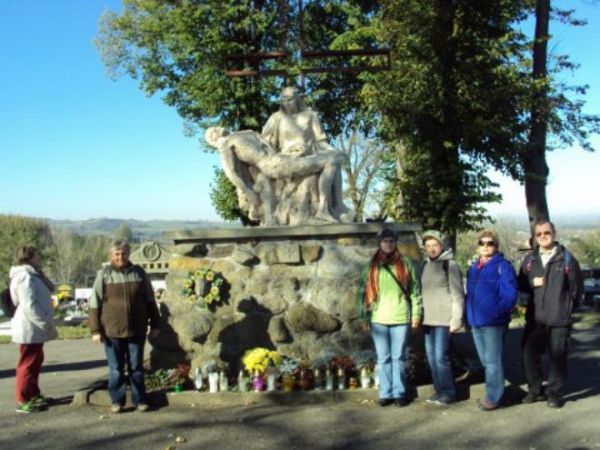 przed / obok: Figura Matki Bożej Bolesnej - "Pieta" Figura Matki Bożej Bolesnej - powstała w 1979 roku, jej autorem jest artysta, rzeźbiarz Bogdan Biernat pocho