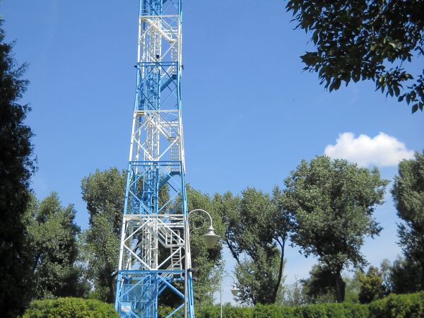 WIEŻA SPADOCHRONOWA W PARKU KOŚCIUSZKI.
