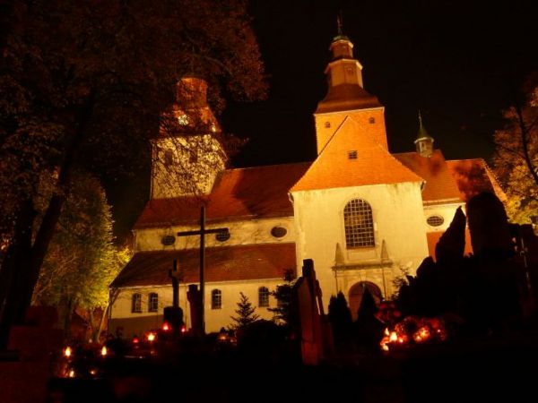 Kościół w godzinach wieczornych.