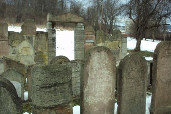 na sanockim kirkucie - lapidarium z żydowskich macew.