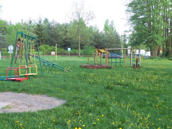 Szteklin plac zabaw przy jeziorze