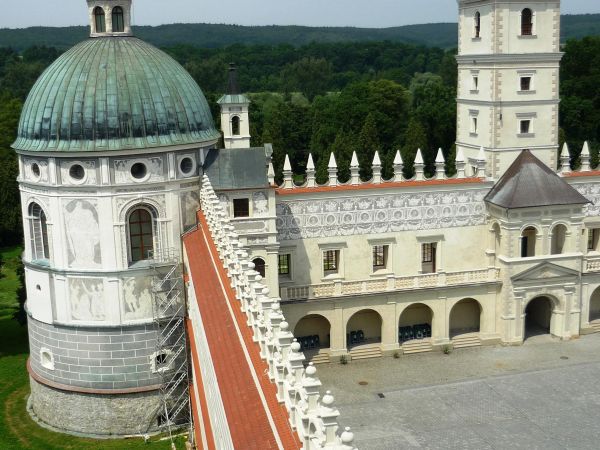 Jedna z najpiękniejszych rezydencji pałacowych w Polsce. Położona 10 km na południe od Przemyśla.  Zamek - pałac powstał w XVI wieku.  Przez kolejne lata rozbud