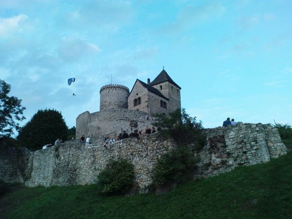 Fot.:Marian Skrzypek. 
Wspaniale prezentujący się zamek w Będzinie leży przy ruchliwej drodze nad Czarną Przemszą.