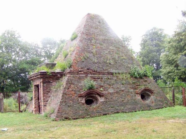 Piramida w Rożnowie obok kościoła