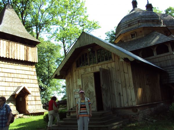 przed : cerkwią pw. Narodzenia Przenajświętszej Bogarodzicy, wpisaną na Listę Światowego Dziedzictwa Kulturowego i Przyrodniczego Ludzkości UNESCO.