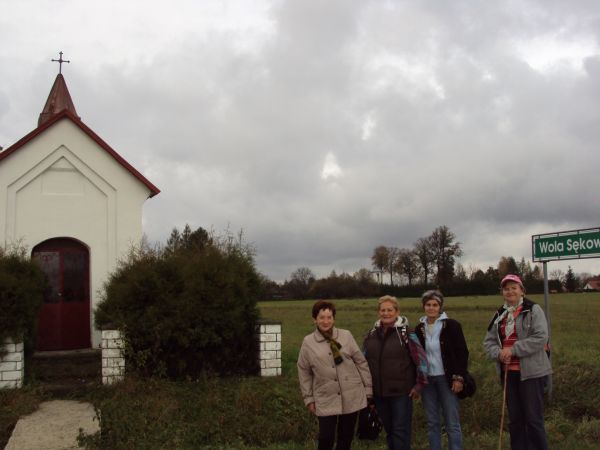 przed / obok : kapliczka domkowa - na rozstajach, wewnątrz ołtarzyk neorokokowy, murowana i otynkowana, dach dwuspadowy kryty blachą,  zabytkowa - 2-ga poł. XIX