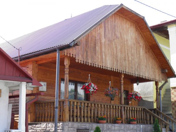 Drewniane domy z XIX wieku  w Rynku  w Pruchniku. Widok  unikatowy.