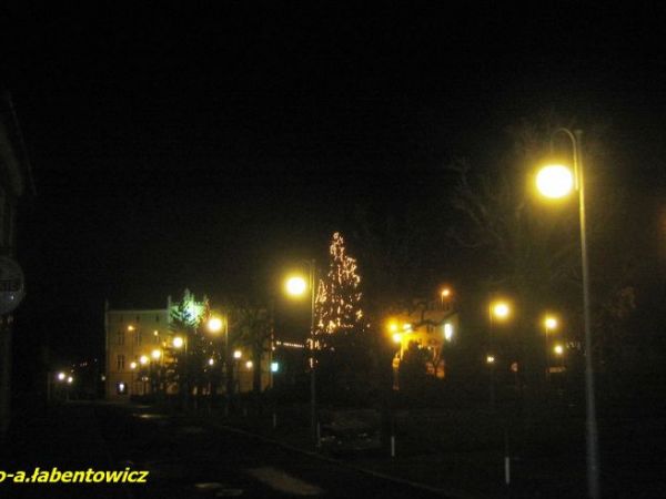 W 1890 r. powstał urząd pocztowy, miasto posiadało też tartak, siedem wytwórni tabaki, fabrykę betonów, dachówek i firanek – obiekty te zostały zniszczone w cza