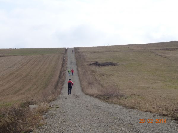 drogą "Klimkową" opuszczamy tereny / grunta wsi - a za górą : znów bajkowo !  /jeszcze tylko metrów parę .../.