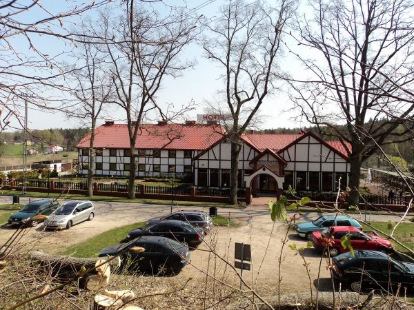 Główne wejście do restauracji w budynku Hotelu w Świętej Lipce,widok od strony lasu,2011-04-25