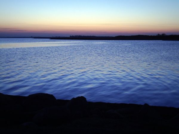 Wieczorna cisza nad jeziorem.