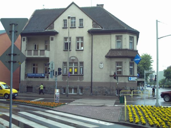 Willa wybudowana w 1913 r,przez producenta win i likerów
Alberta Kocha.
Obecnie "konglomerat"podmiotów gospodarczych.
Róg Alei Wolności i ul. Armii Krajowej.