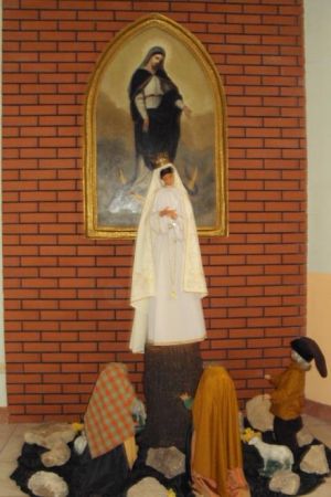 po wejściu do hollu Muzeum Sanktuaryjnego prezentowana jest scena Objawień Fatimskich - troje pastuszków i ukazująca im się Matka Boska.