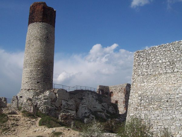 Zamek Olsztyn wzniesiony został na miejscu wczesnośredniowiecznego grodu, rozbudowany w latach 1349-59 z inicjatywy Kazimierza Wielkiego, dla obrony pogranicza