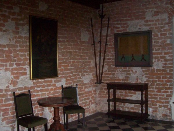 W 1352 r. Jan herbu Syrokomla kupił wzgórze Korzkiew, gdzie wybudował zamek, który pełnił funkcję obronną i mieszkalną rodu Zaklików do II połowy XV w.