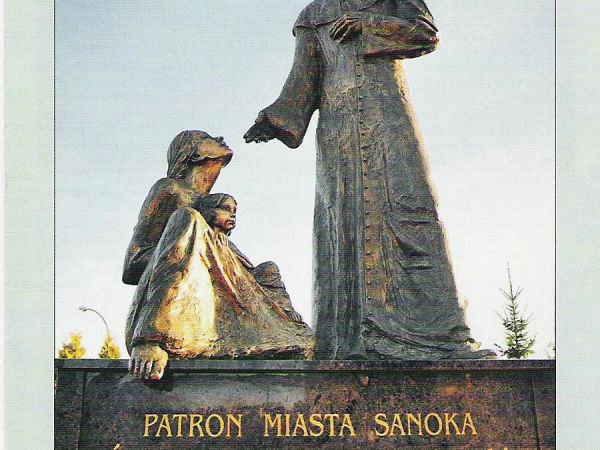 Sanok "doczekał się swojego świętego" ! - tak,stąd pochodził, z Wójtostwa i tam przy kościele pomnik ma, na nim przedstawiony z kobietą i dzieckiem, bo "księdze