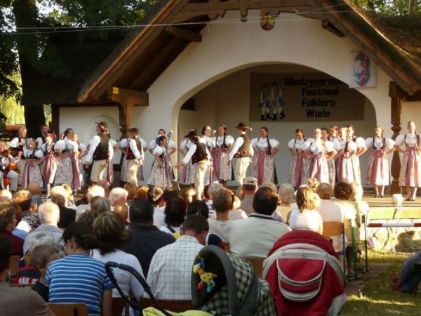 Amfiteatr nad jeziorem Wielewskim,na którym odbywają się koncerty festiwalowe.