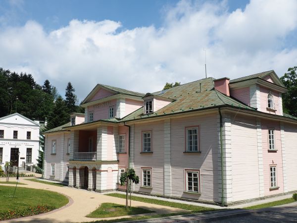 "Stary Pałac", siedziba PPU "Iwonicz - Zdrój", w głębi zdjęcia fronton "Starych Łazienek" - w epoce minionej nosiły nazwę "Sanatorium Jedność Robotnicza",  dale