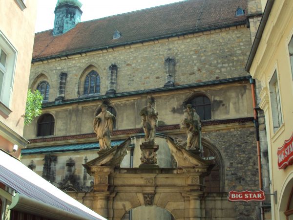 klasztor Franciszkanów z kościołem, barokowy, tu : jedna z bram zwieńczona  figurami świętych kościoła rzymsko-katolickiego - a byli tu i Prusacy i Czesi byli..