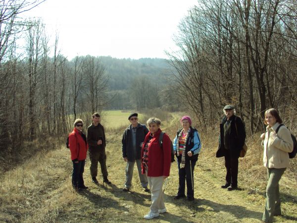 grupa z UTW z Sanoka - wytyczonym przez UG w Bukowsku -"Szlakiem Dawnych Osad" - tereny i ich historię - poznać zamierza, wczesną wiosną -  by ślady wsi łatwiej