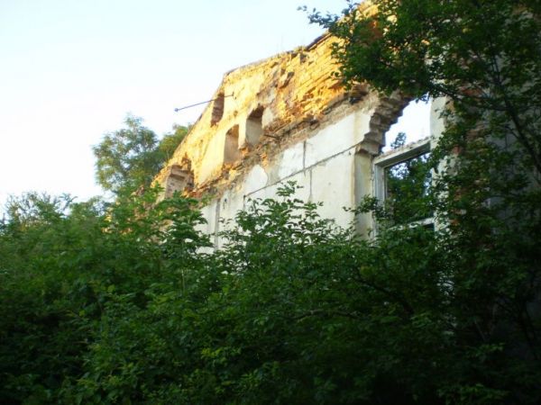 Fragment ściany po byłym dworku