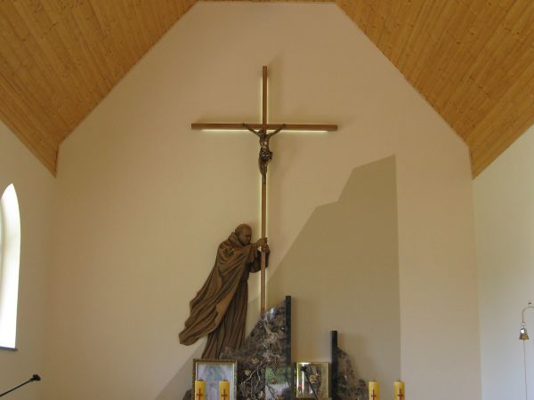 ołtarz główny - w kościele przed paroma laty wybudowanym.