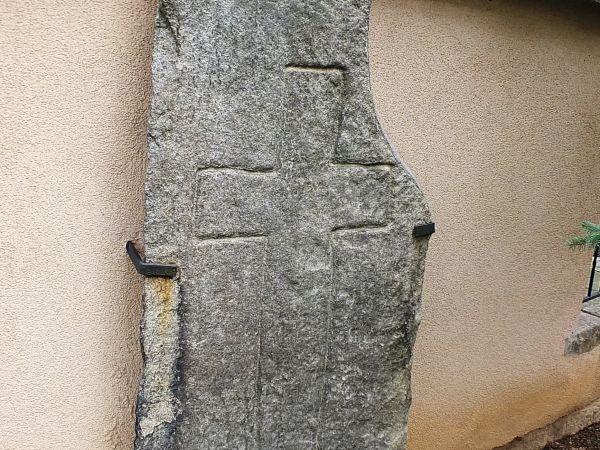 krzyż pokutny  na murze otaczającym kościół