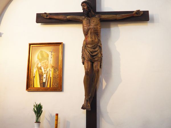 krucyfiks na murach kaplicy kościelnej - zabytkowy.