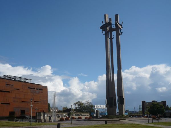 Pomnik Trzech Krzyży odsłonięty 16.12.1980r .po lewo Centrum Solidarności ,które otwarto 30.0.2014r.