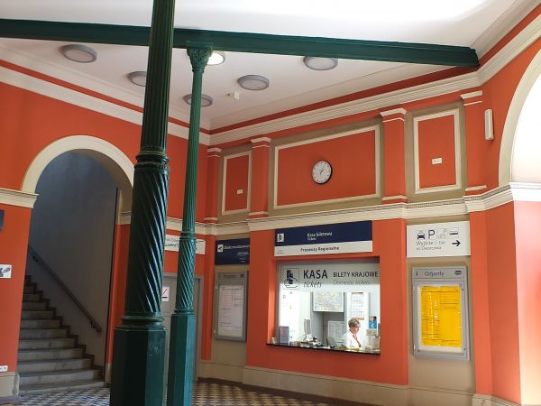 wnętrze dworca PKP