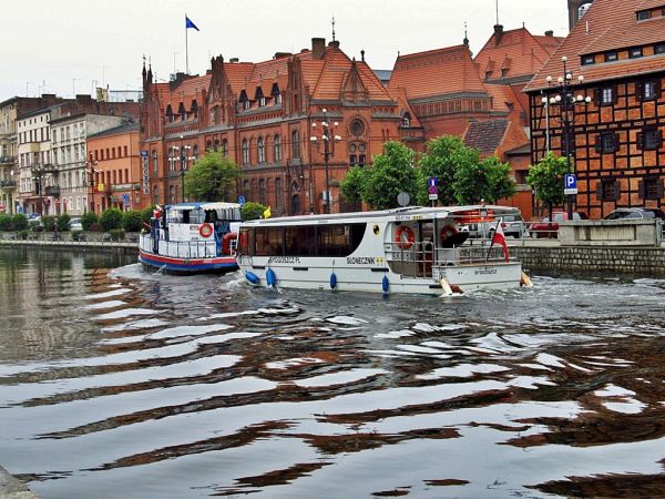 Brda, tramwaj wodny oraz Poczta Główna przy ulicy Starego Portu