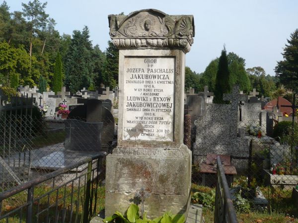 Jeden z nagrobków ludzi związanych szczególnie z budową kościoła i parafią.