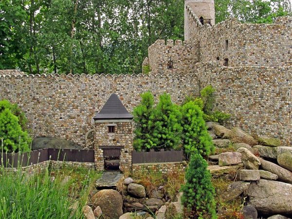 KOWARY - Park Miniatur Zabytków Dolnego Śląska - Zamek Chojnik położony na malowniczym wzgórzu Chojnik wzniesiony został w XIV wieku przez księcia Bolka II jako