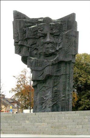 Pomnik poety Władysława Broniewskiego wzniesiony w 1972 r wg. projektu warszawskiego rzeźbiarza Gustawa Zemły.