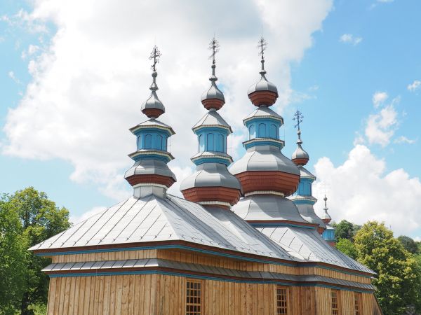 cerkiew - po rekonstrukcji, po pożarze, jedna z najpiękniejszych beskidzkich świątyń, otoczona murem z dzikiego kamienia, obecna cerkiew jest wiernie odtworzoną