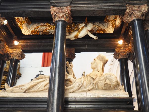 na katafalku - pod baldachimem - posąg nagrobny alabastrowy Świętej Jadwigi Śląskiej, więcej w opisach innych zdjęć - zapraszam, warto !