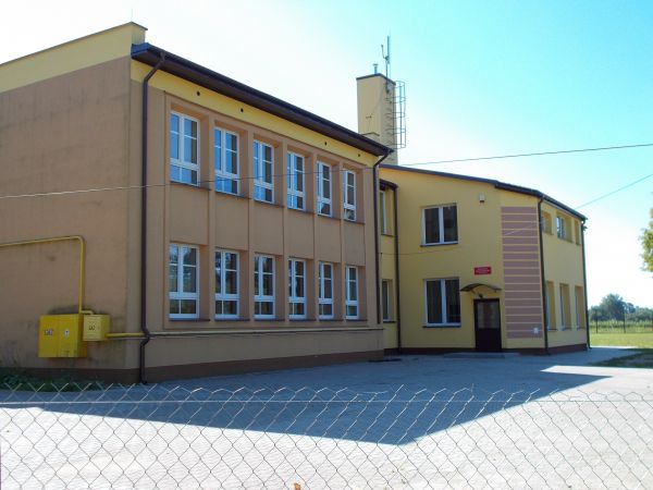 Szkoła Podstawowa w Brzostkowie ,widok od strony zachodniej.