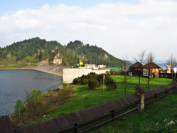 Tama łącząca jeziora Czorsztyńskie z Sromowieckim