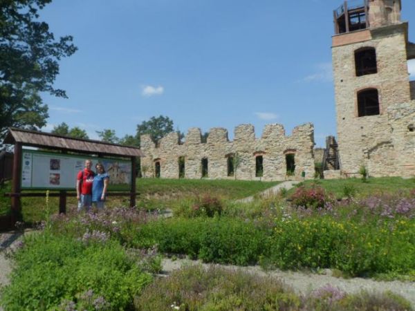 karmelitańskie ogrody w kompleksie klasztornym, po prawej wieża z tarasem widokowym.